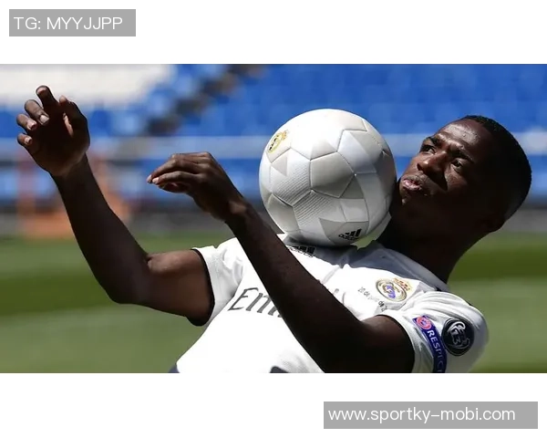 维尼修斯与女友携手米利唐夫妇共度摩纳哥假期心情愉悦庆祝国家德比胜利